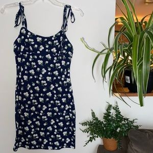 🛍 5/$25 Navy blue floral dress with shoulder ties